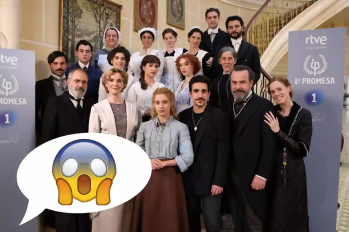 Plano general del grupo de actores y actrices que protagonizan la serie de TVE 'La Promesa' con un emoji de sorpresa al lado