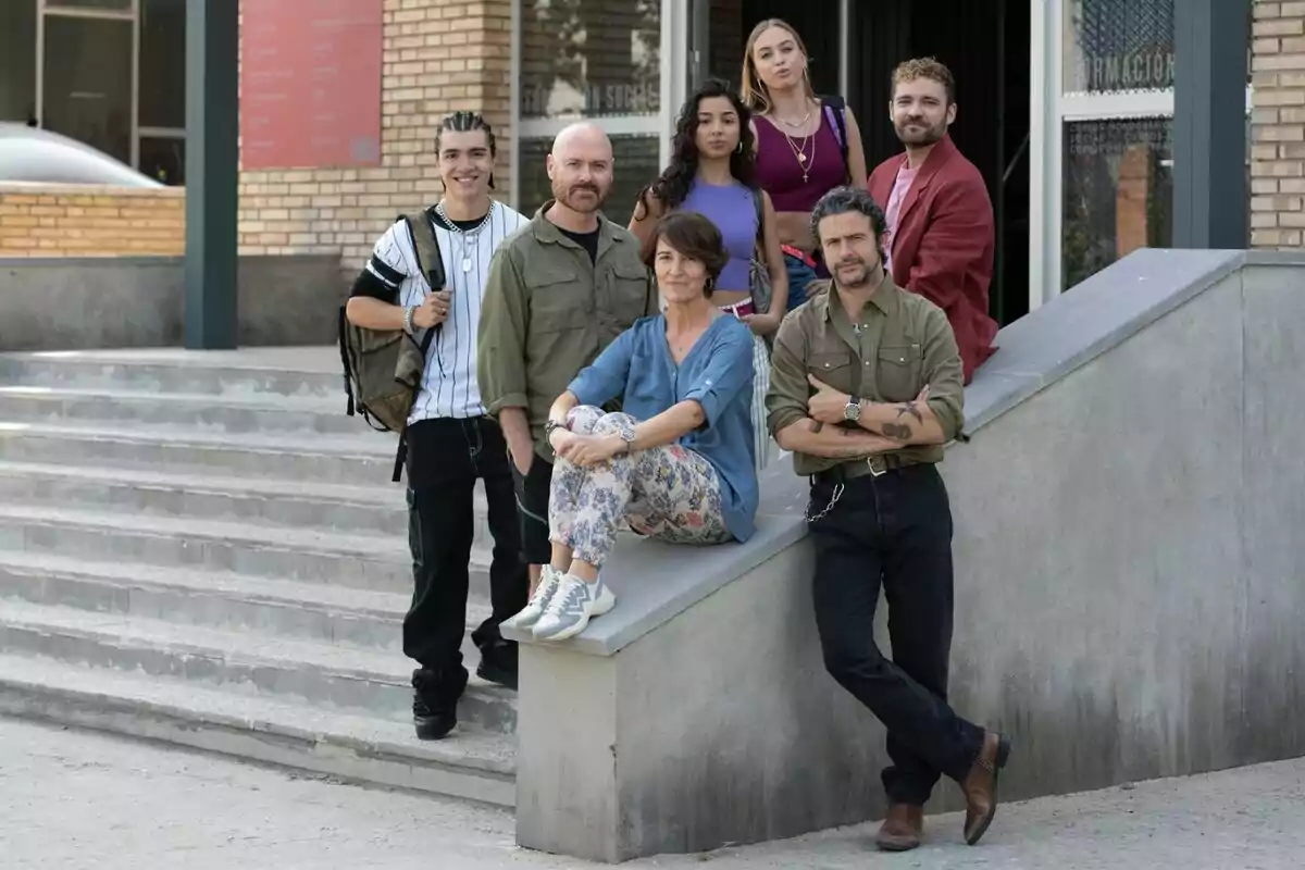 Elenco de 'Sin gluten' posando juntas en la entrada de un edificio con escaleras y paredes de ladrillo.