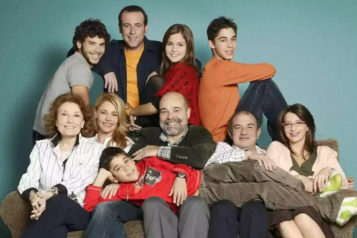 Captura de 'Los Serrano' con los personajes en el sofá intentando hacer una foto como Belén Rueda, Antonio Resines, Victor Elías, Natalia Sánchez o Goizalde Núñez