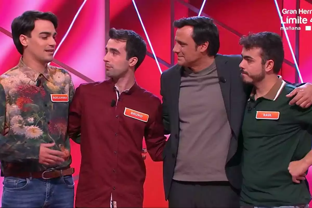 Los Mozos de Arousa, Borjamina, Bruno Vila y Raúl Santamaria, junto a Ion Aramendi están de pie juntas en un escenario con fondo rojo, cada una lleva una etiqueta con su nombre en Reacción en Cadena.