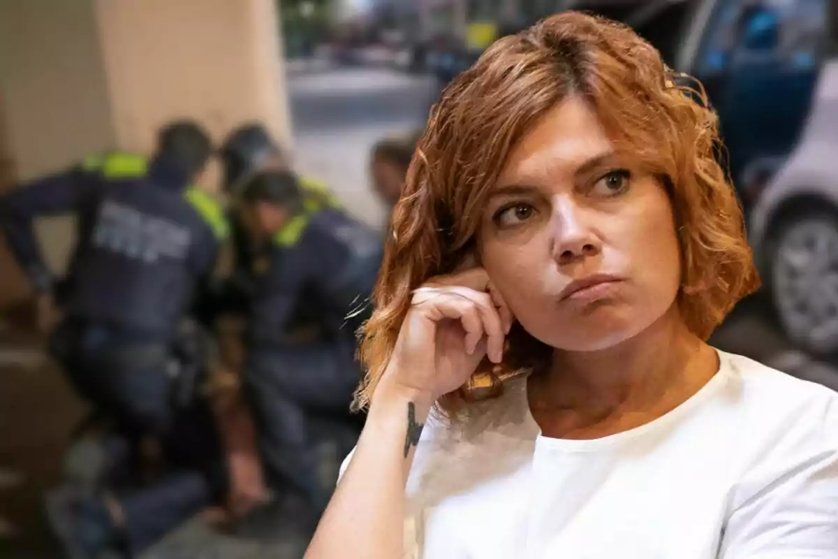 Mujer pensativa en primer plano con policías desenfocados en el fondo.