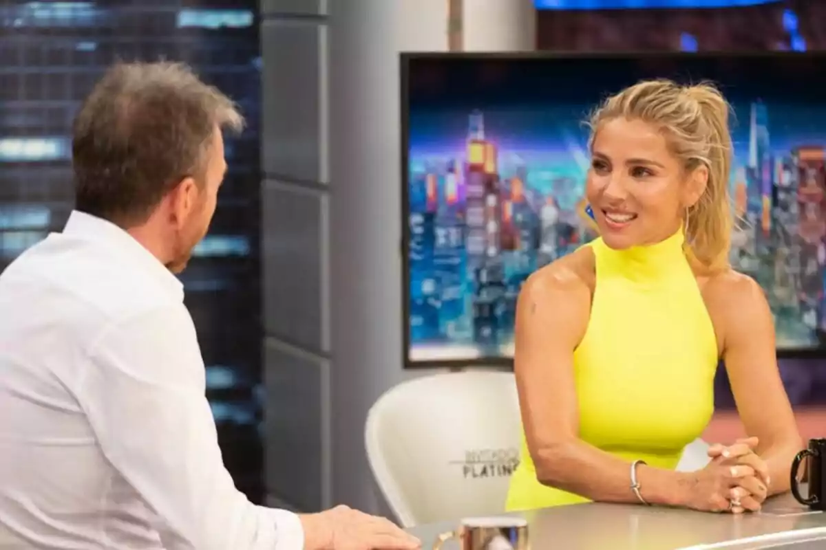 Elsa Pataky con vestido amarillo sonríe mientras conversa con Pablo Motos en 'El Hormiguero'. Elsa Pataky con vestido amarillo sonríe mientras conversa con Pablo Motos en 'El Hormiguero'.