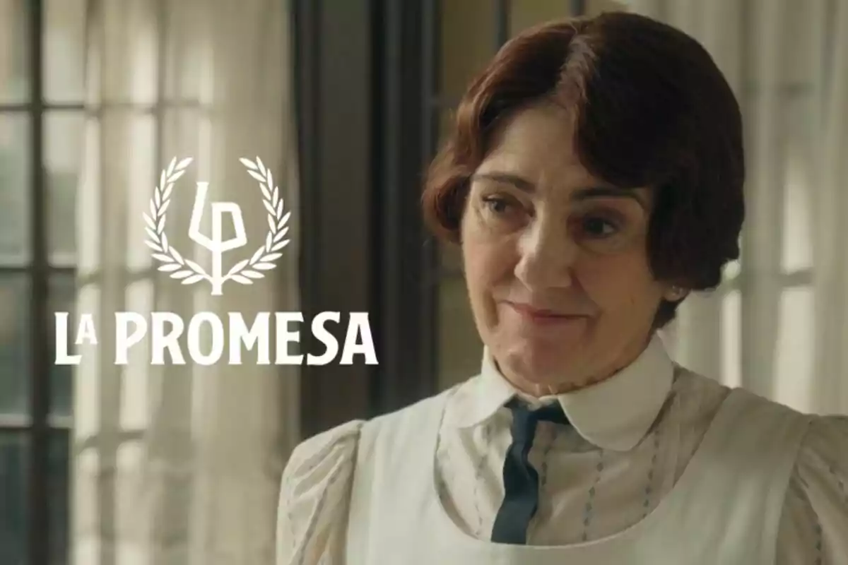 Arantxa Aranguren mayor con uniforme de época aparece junto al logo de "La Promesa" en un entorno interior iluminado.