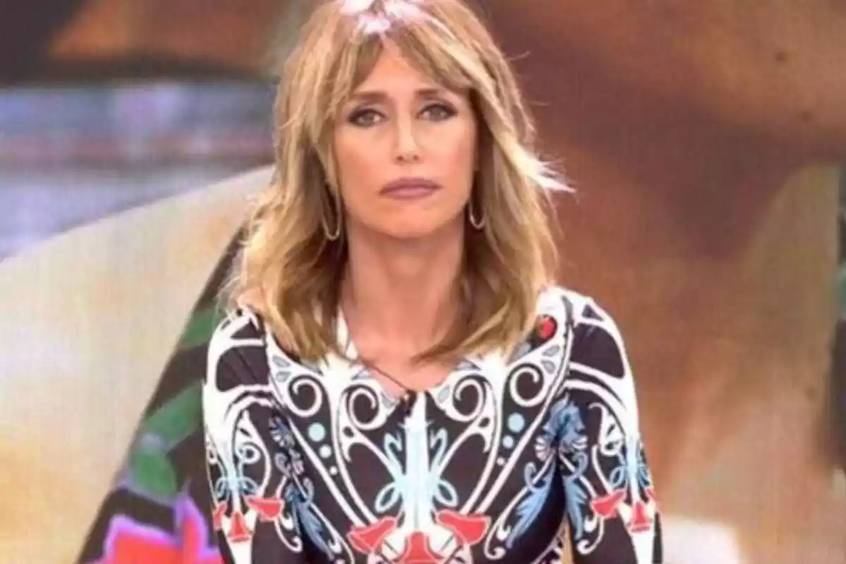 Emma García con expresión seria mirando hacia la cámara en un programa de televisión