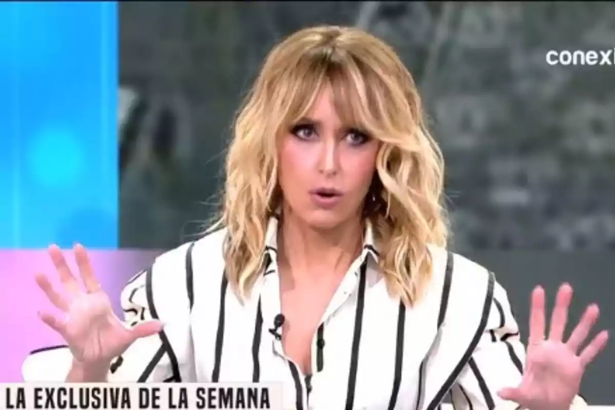 Emma García, con cabello rubio y vistiendo una camisa de rayas blancas y negras, con un gesto expresivo en 'Fiesta'