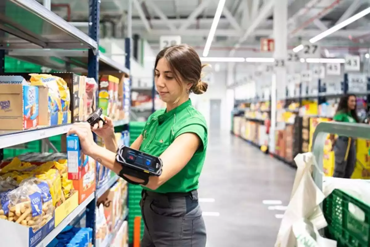 Una empleada de Mercadona con ropa de trabajo en uno de los almacenes de la empresa