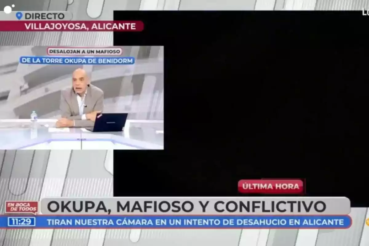 Nacho Abad está en un estudio hablando sobre un desalojo en Villajoyosa, Alicante, mientras en la pantalla se muestra un mensaje de última hora sobre un intento de desahucio en Benidorm. Nacho Abad está en un estudio hablando sobre un desalojo en Villajoyosa, Alicante, mientras en la pantalla se muestra un mensaje de última hora sobre un intento de desahucio en Benidorm.