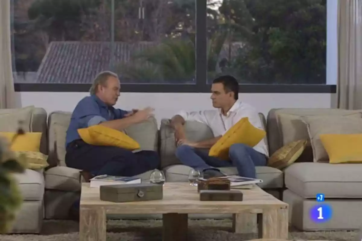 Captura de 'En la tuya o en la mía' con Bertín Osborne con camisa azul y Pedro Sánchez con camisa blanca sentados en un sofá gris con cojines amarillos el 25 de noviembre de 2015 Captura de 'En la tuya o en la mía' con Bertín Osborne con camisa azul y Pedro Sánchez con camisa blanca sentados en un sofá gris con cojines amarillos el 25 de noviembre de 2015