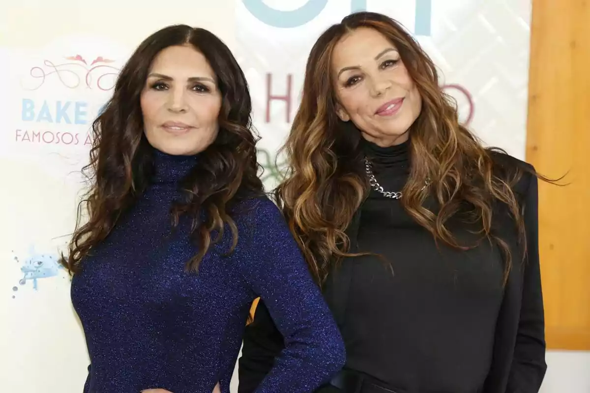Encarna Salazar y Toñi Salazar posando juntas, una con un suéter azul brillante y la otra con un suéter negro, ambas con el cabello largo y ondulado. Encarna Salazar y Toñi Salazar posando juntas, una con un suéter azul brillante y la otra con un suéter negro, ambas con el cabello largo y ondulado.