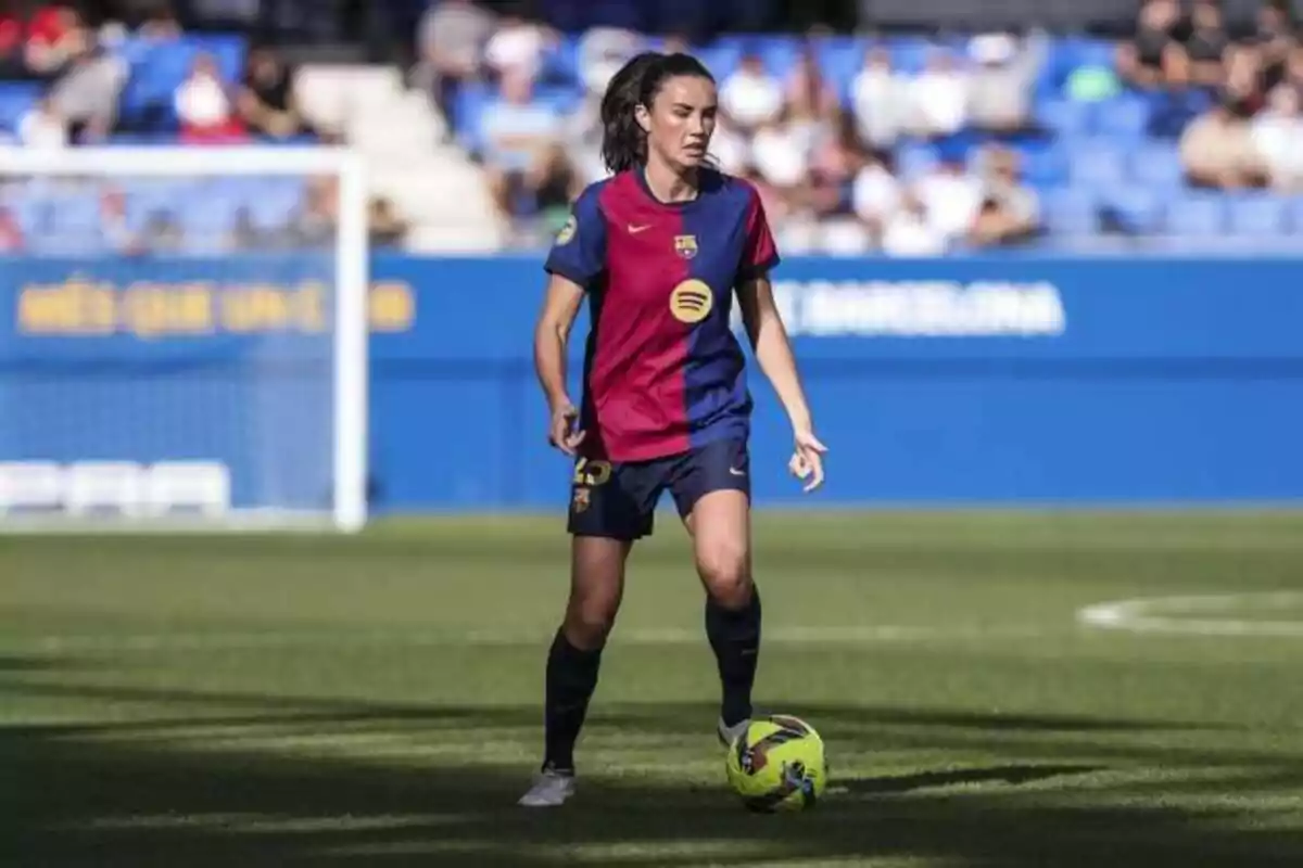 Futbolista del Barcelona femenino controlando el balón en el campo durante un partido Futbolista del Barcelona femenino controlando el balón en el campo durante un partido
