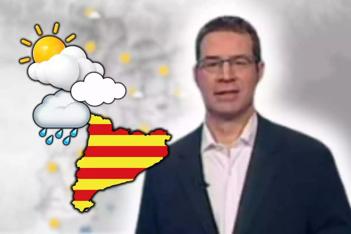 Un hombre con gafas y traje oscuro presenta el pronóstico del tiempo con un mapa de Cataluña y símbolos meteorológicos de sol, nubes y lluvia.