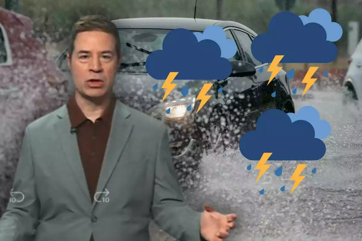 Un hombre con traje gris y camisa marrón está presentando el pronóstico del tiempo, con imágenes de tormentas eléctricas y lluvia intensa sobre un fondo de coches conduciendo en una carretera mojada.