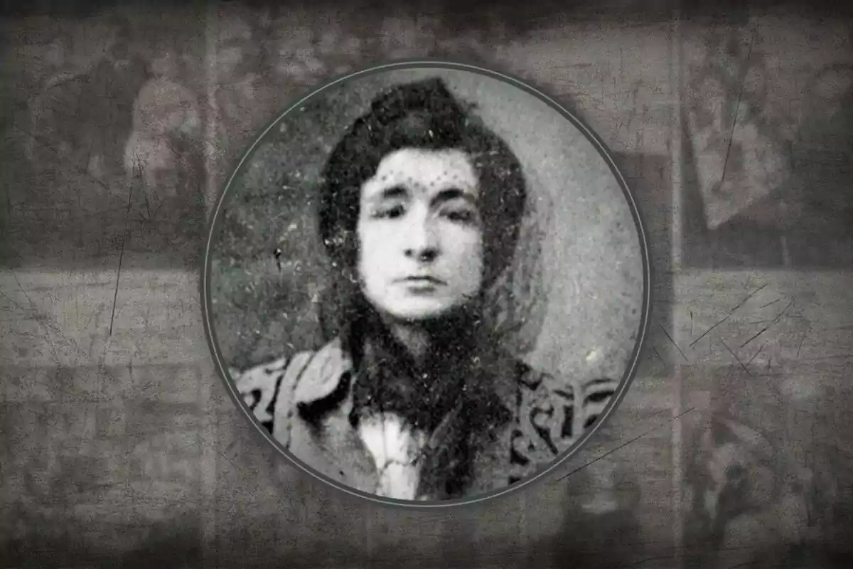 Retrato de Enriqueta Martí en blanco y negro, con expresión seria en la cara