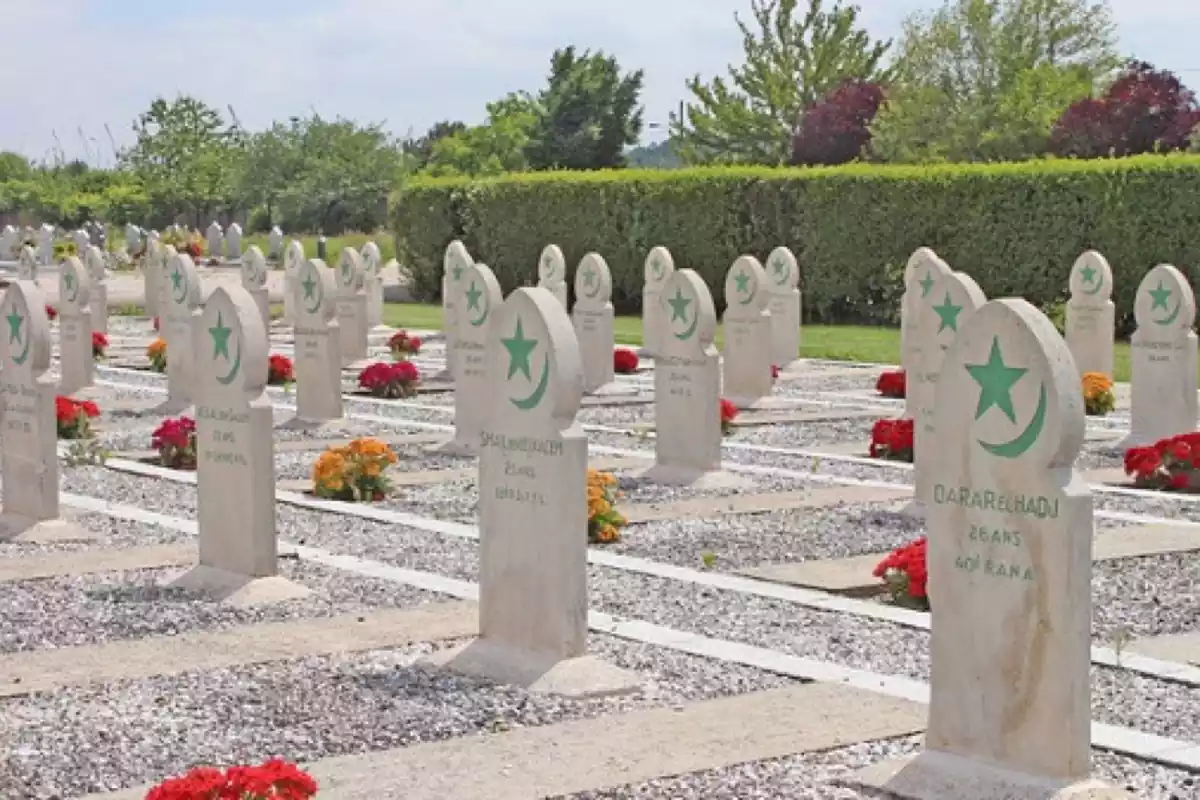 Imagen de un cementerio islámico con decenas de tumbas