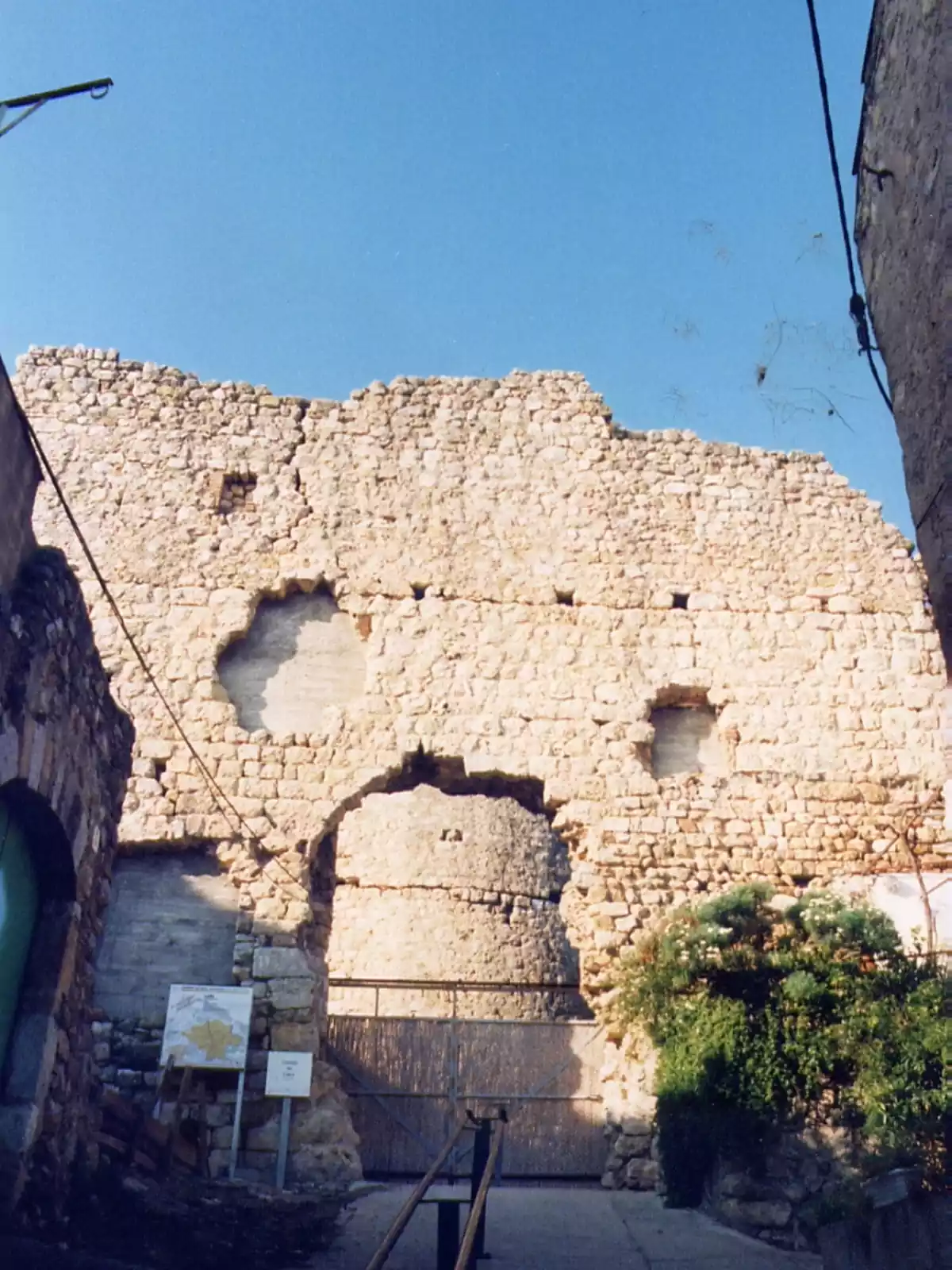 Restos del castillo de Llers, destruido al final de la Guerra Civil por el ejército republicano antes de marchar a Francia Restos del castillo de Llers, destruido al final de la Guerra Civil por el ejército republicano antes de marchar a Francia