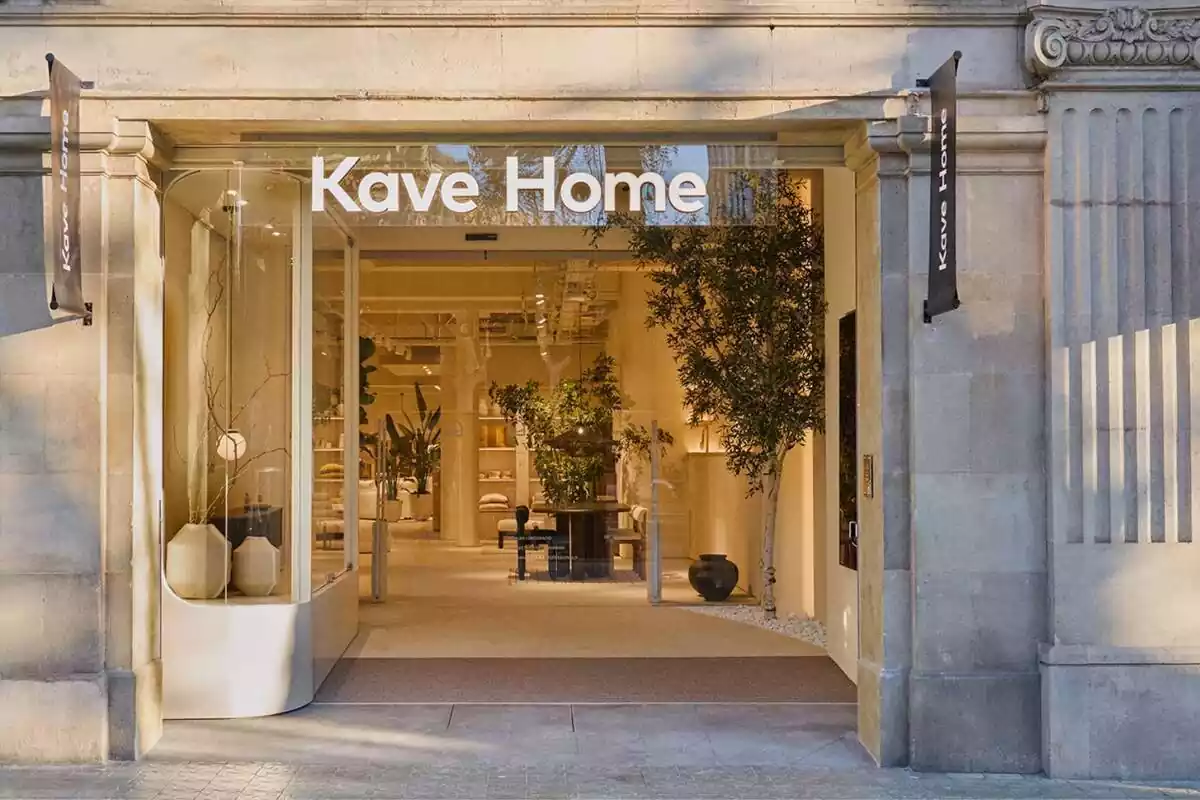 Entrada de la tienda Kave Home, en Barcelona, con luz natural entrando por la puerta