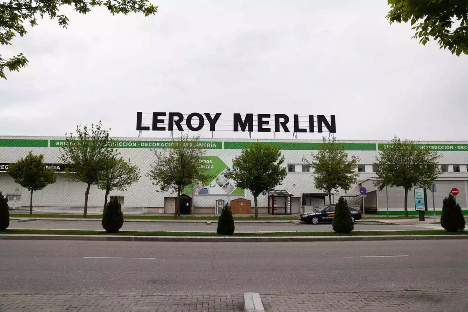 Leroy Merlin tiene la solución que no ocupa espacio para tender la ropa  dentro de casa cuando llueve