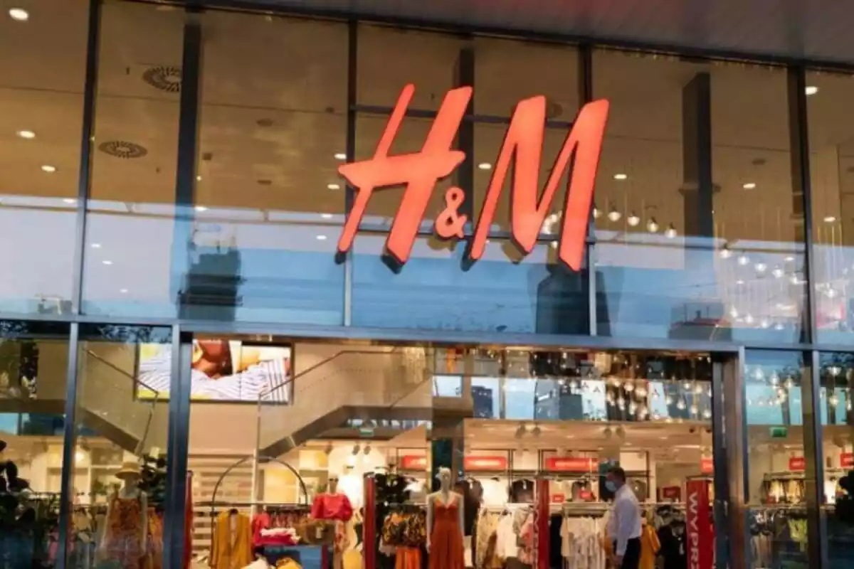 Entrada de H&M y con el logo en primer plano