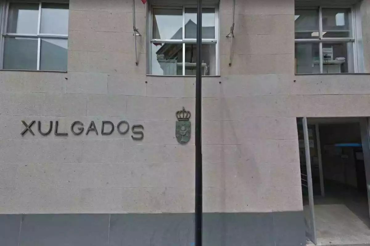 Entrada de los juzgados de Cambados (Pontevedra)