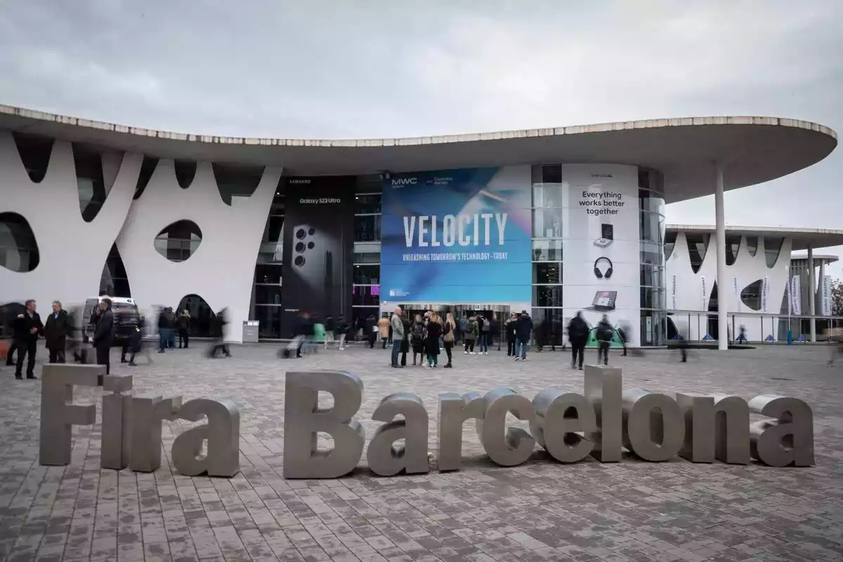 Entrada al Mobile World Congress en la Fira de Barcelona con gente esperando fuera