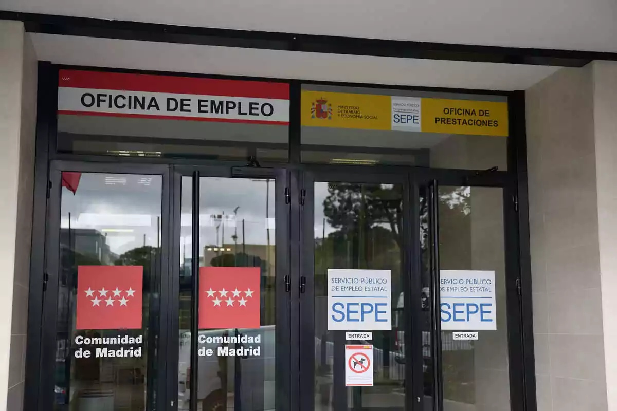 Entrada de una oficina de empleo en la Comunidad de Madrid con letreros del SEPE y del Ministerio de Trabajo y Economía Social. Entrada de una oficina de empleo en la Comunidad de Madrid con letreros del SEPE y del Ministerio de Trabajo y Economía Social.