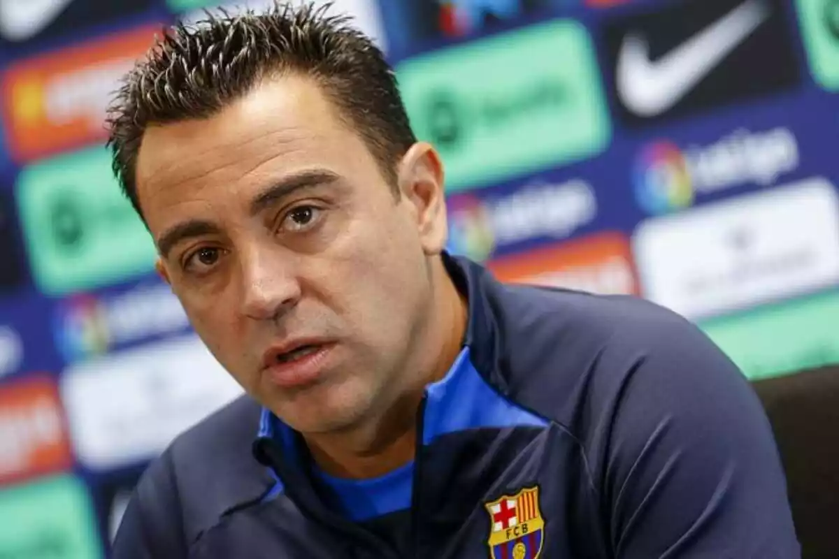 Entrenador del Barça, Xavi, en una rueda de prensa con expresión seria