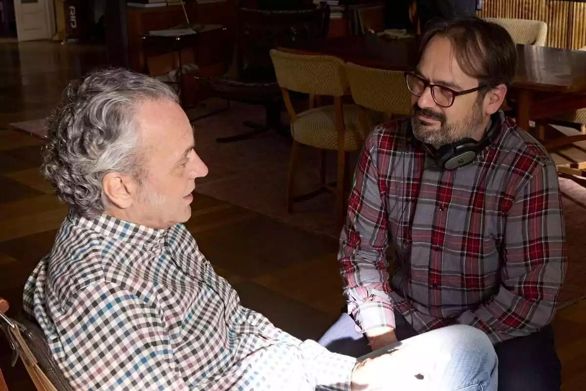 Fotografía de José Coronado junto a David Bermejo en el final del rodaje de la cuarta temporada de Entrevías