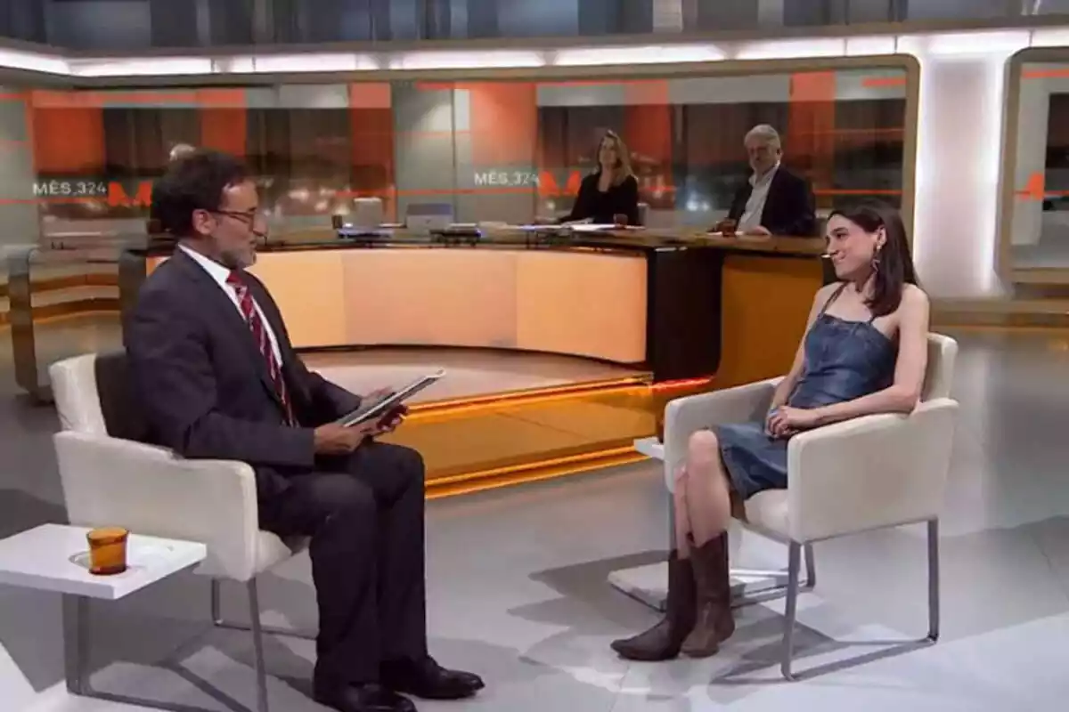 Captura de un plató de TV3 con el periodista Xavier Grasset entrevistando a la escritora Juana Dolores