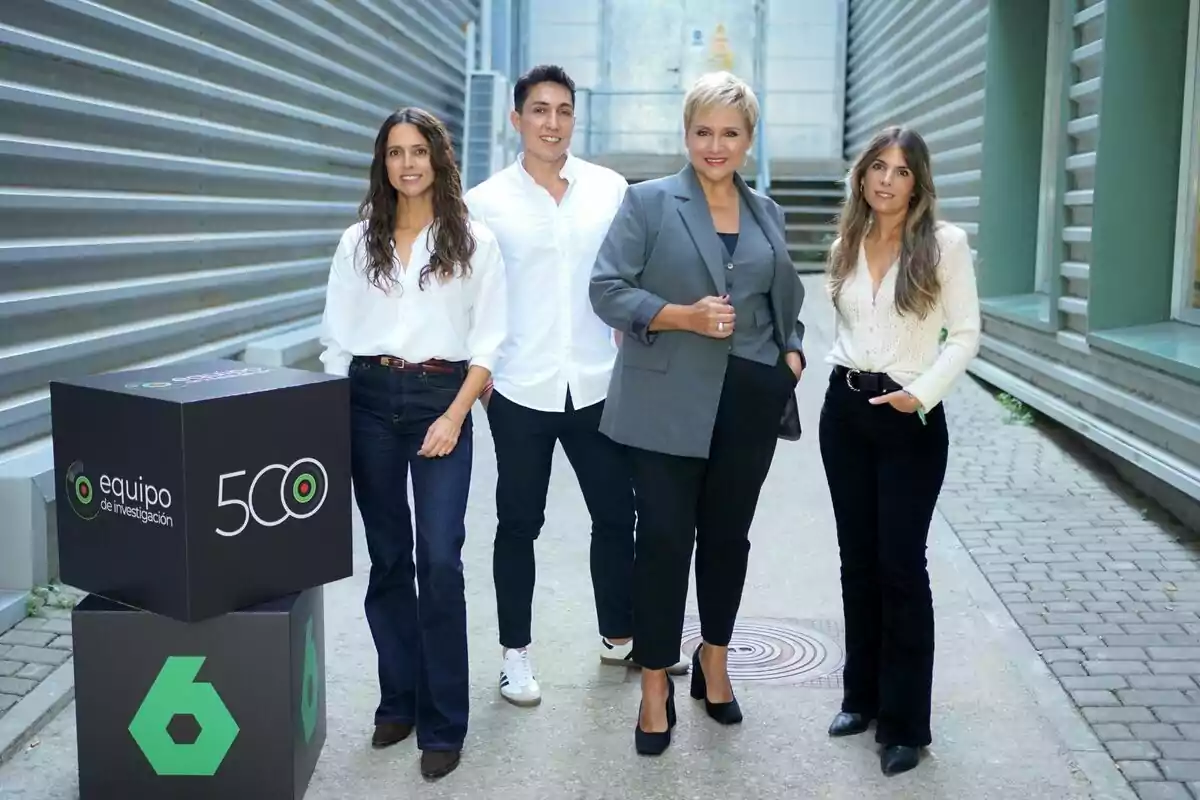 Guadalupe Dominguez, Bérnar Giménez, Gloria Serra y Rocío Lamaposando junto a cubos con logotipos de 