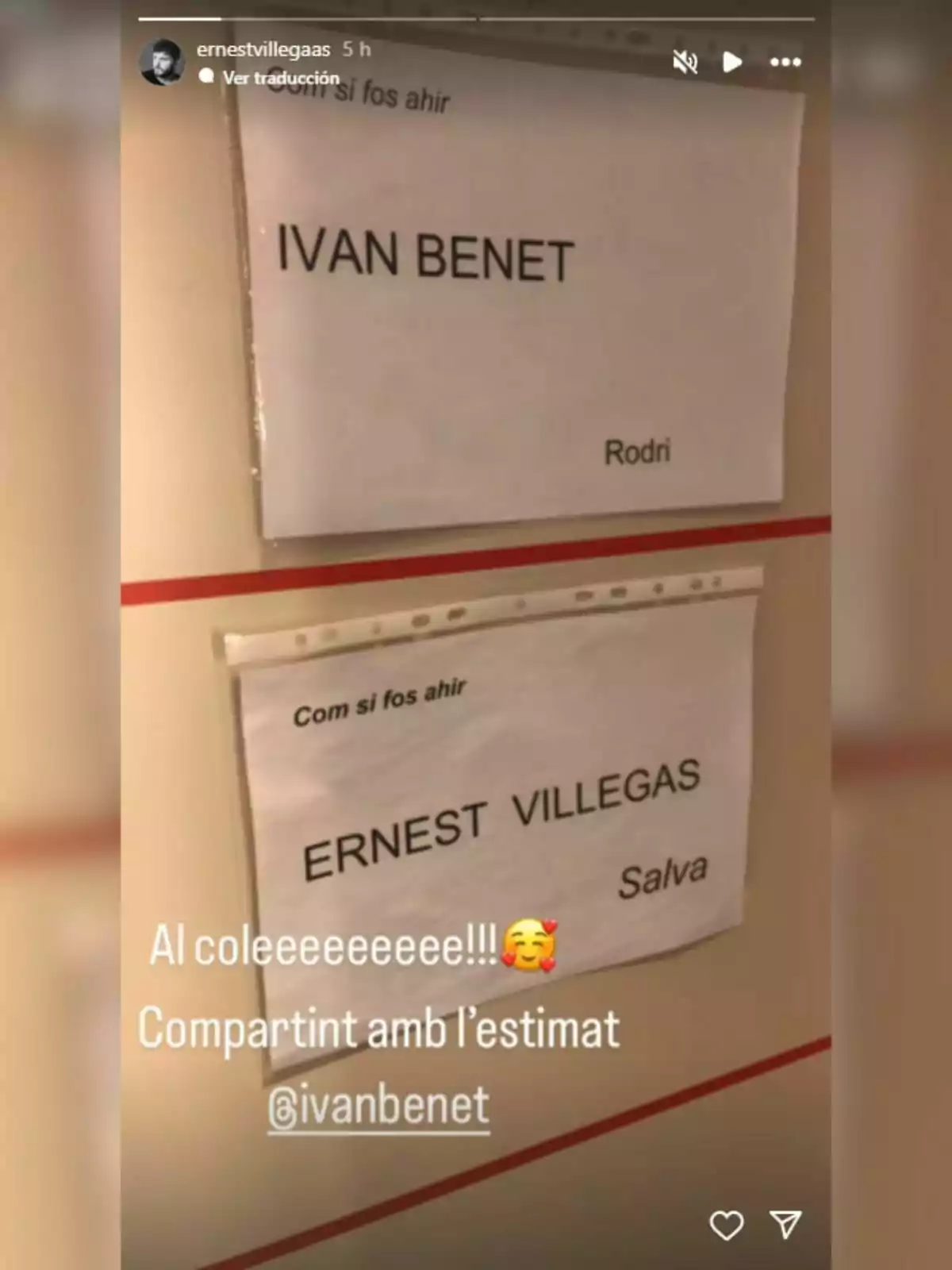 Una imagen de dos carteles en una pared con los nombres Una imagen de dos carteles en una pared con los nombres