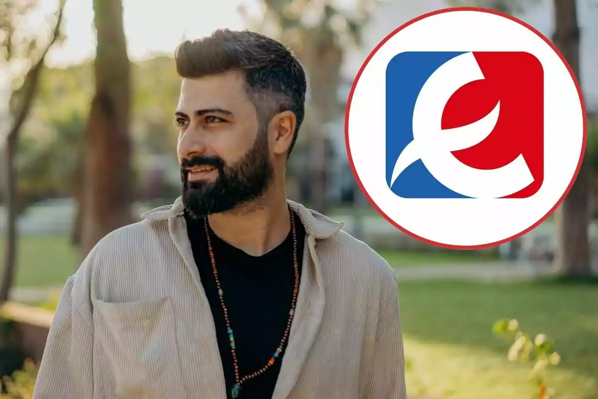 Un hombre con barba y cabello oscuro mira hacia un lado en un entorno al aire libre con un logotipo circular en la esquina superior derecha. Un hombre con barba y cabello oscuro mira hacia un lado en un entorno al aire libre con un logotipo circular en la esquina superior derecha.