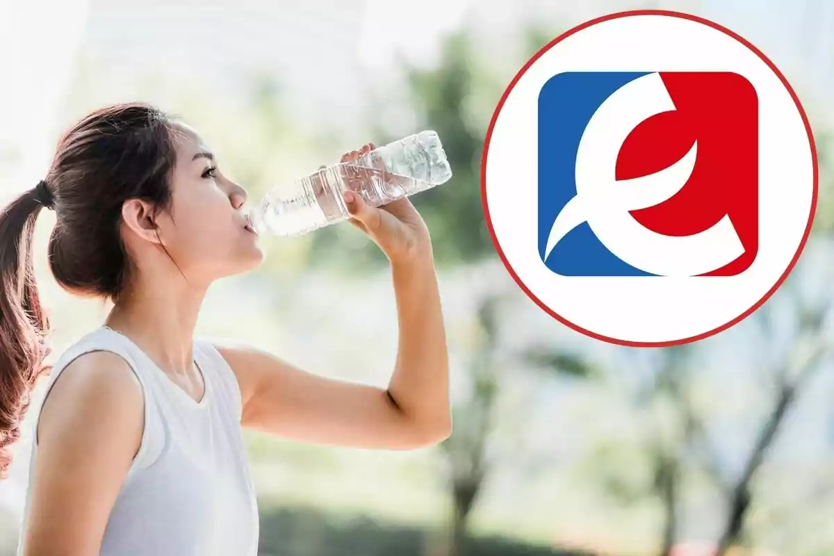 Una mujer bebiendo agua de una botella de plástico con un logotipo en un círculo rojo y blanco a su lado.