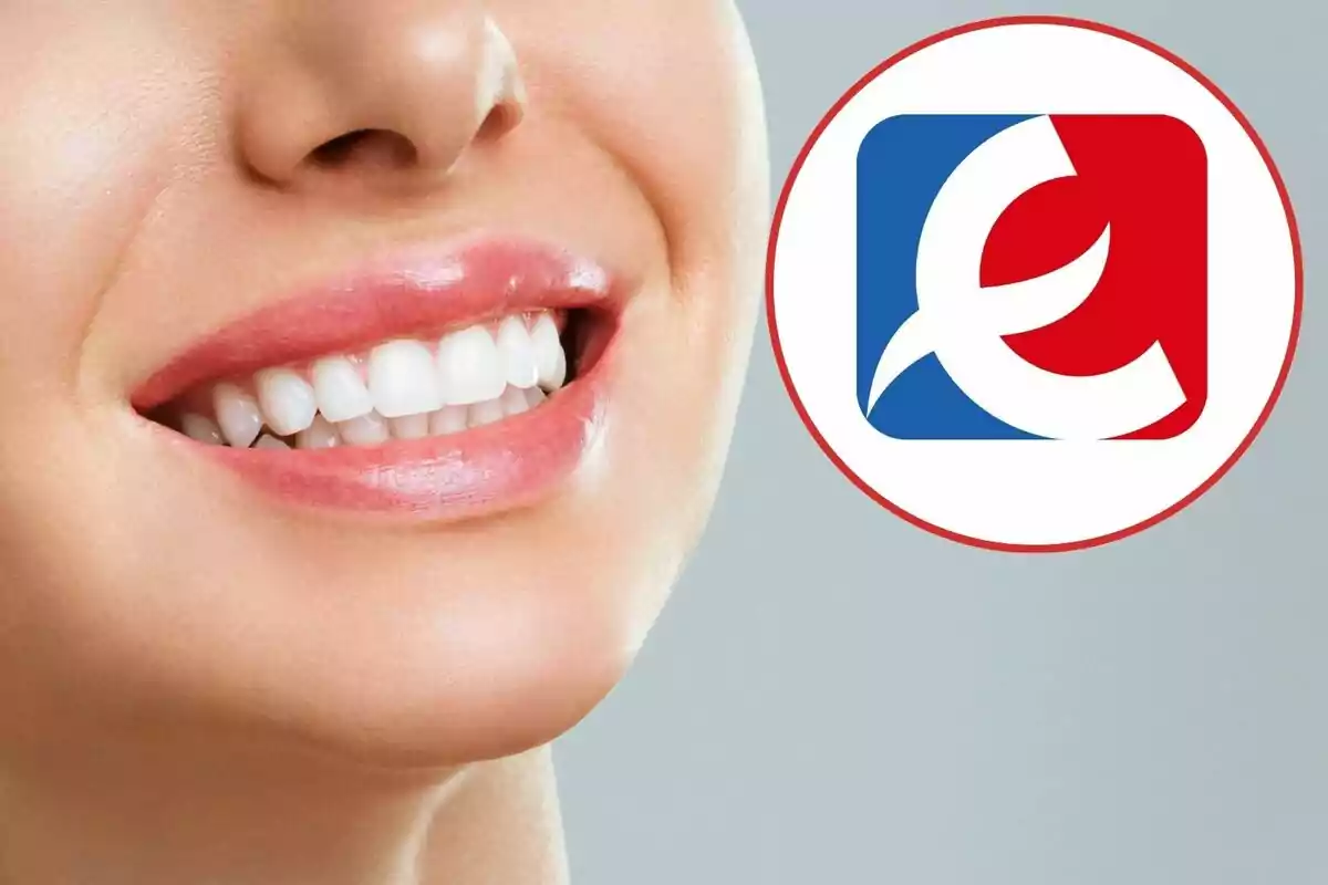 Una sonrisa mostrando dientes blancos junto a un logotipo circular con fondo azul y rojo.