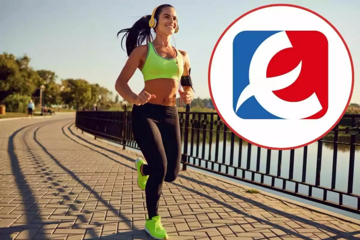 Mujer corriendo al aire libre con auriculares y ropa deportiva, junto a un logotipo en un círculo.