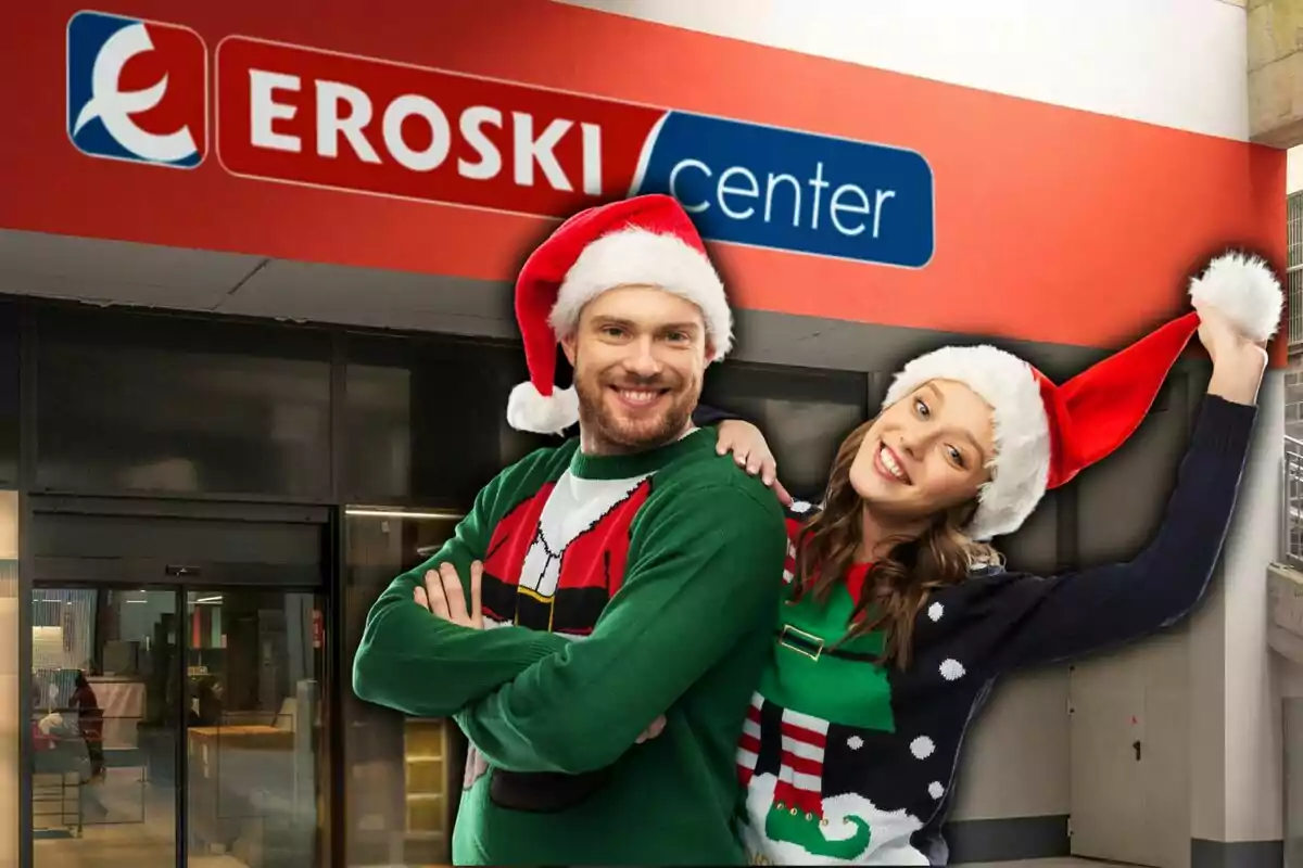 Personas con suéteres navideños y gorros de Santa frente a una tienda Eroski Center.