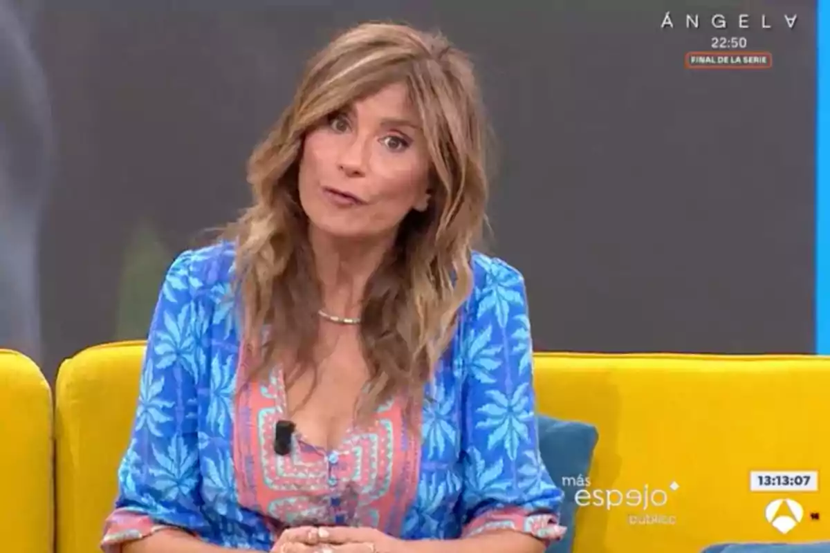 Gema López con un vestido azul con estampado floral sentada en un sofá amarillo durante un programa de televisión. Captura de 'Espejo Público' Gema López con un vestido azul con estampado floral sentada en un sofá amarillo durante un programa de televisión. Captura de 'Espejo Público'