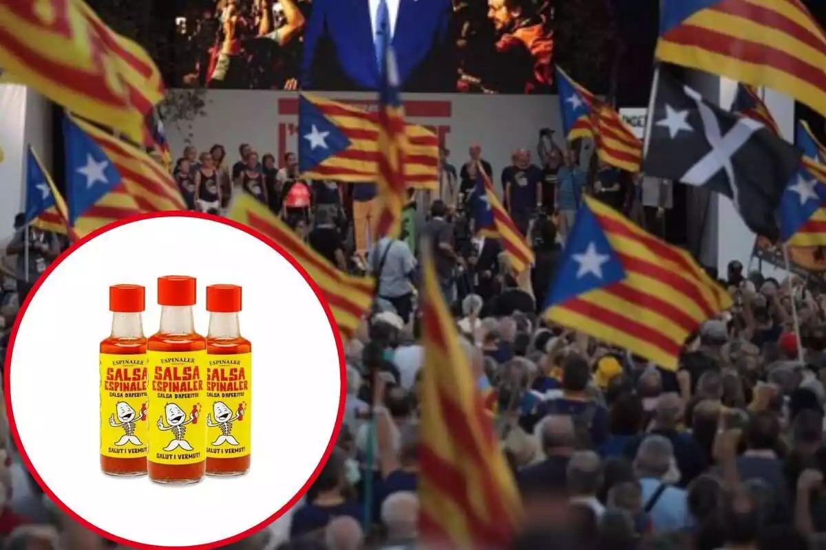 Mucha gente con bandearas independentistas y un círculo con salsas de la marca Espinaler