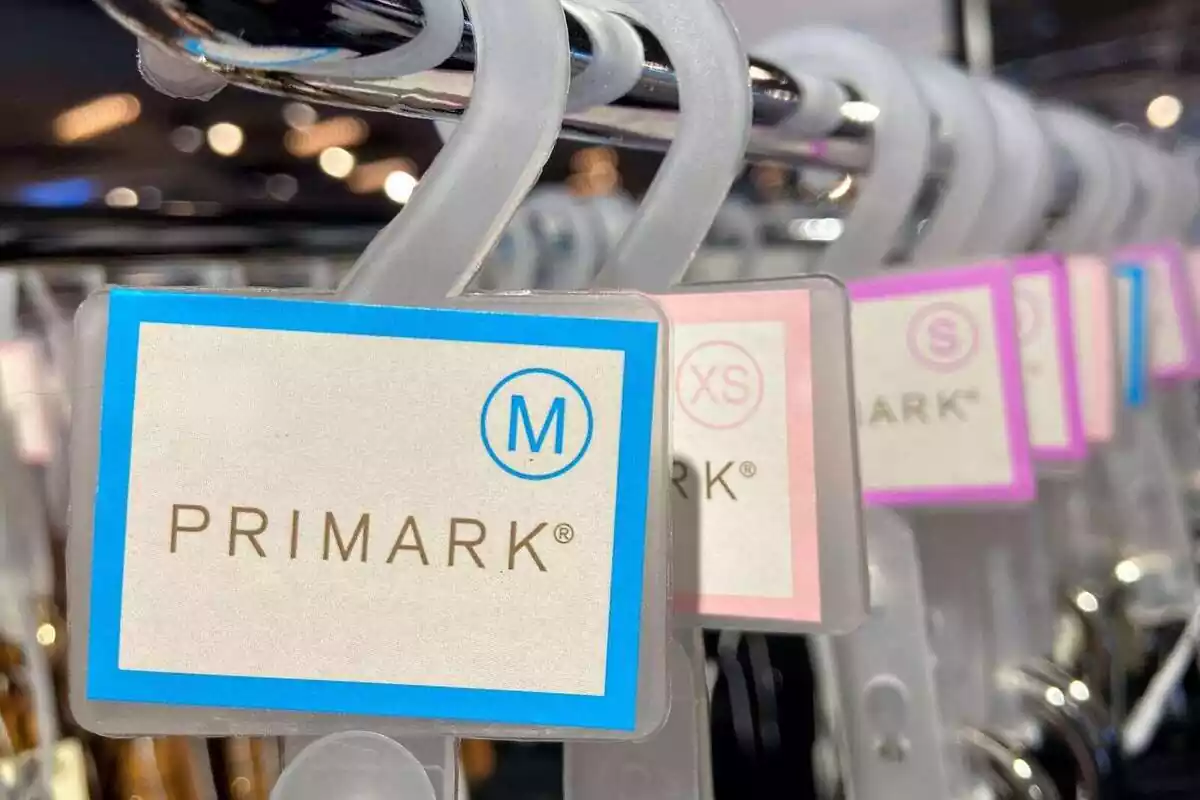 Varias etiquetas de ropa de una tienda Primark