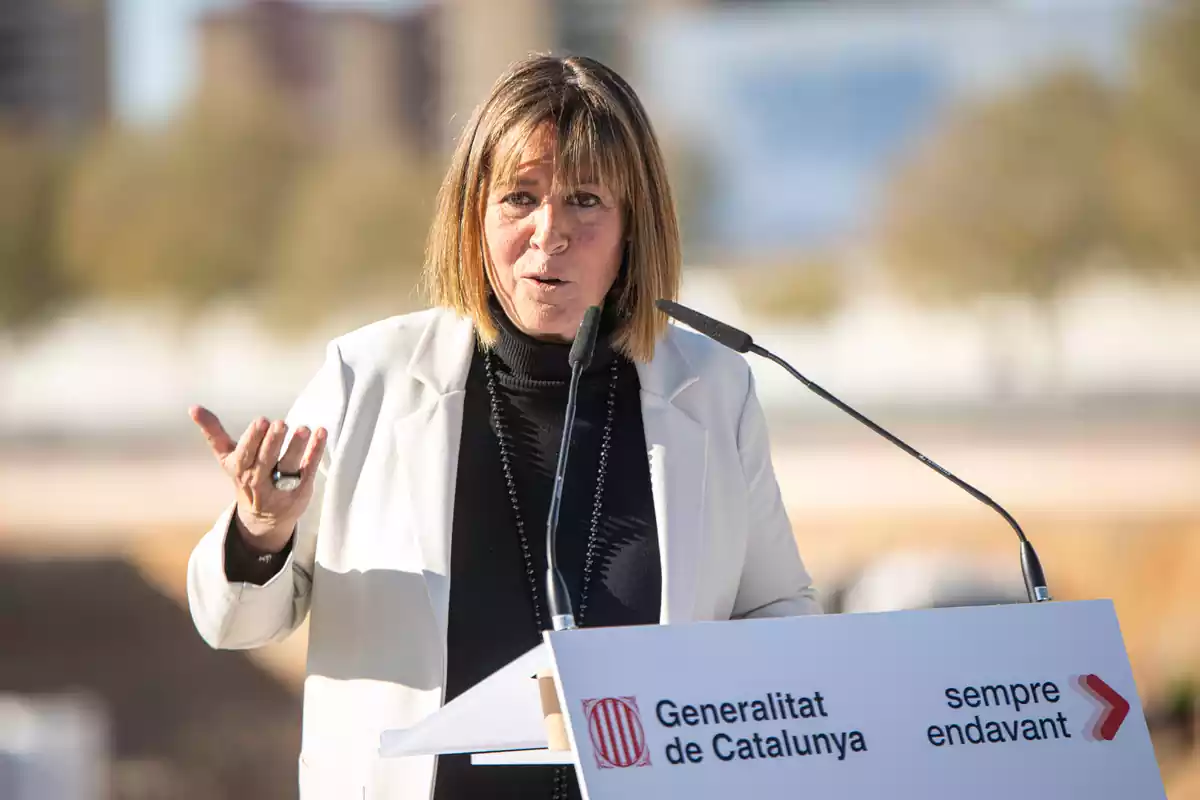 La alcaldesa de L'Hospitalet de Llobregat, Núria Marín, interviene durante el acto de colocación de la primera piedra de la ampliación de Fira de Barcelona Gran Vía, a 4 de diciembre de 2023