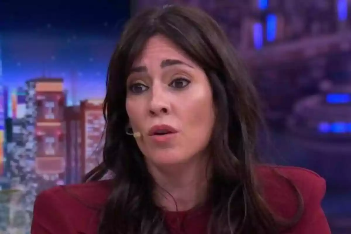 Eva Ugarte con cabello oscuro y un micrófono en la oreja en El Hormiguero.