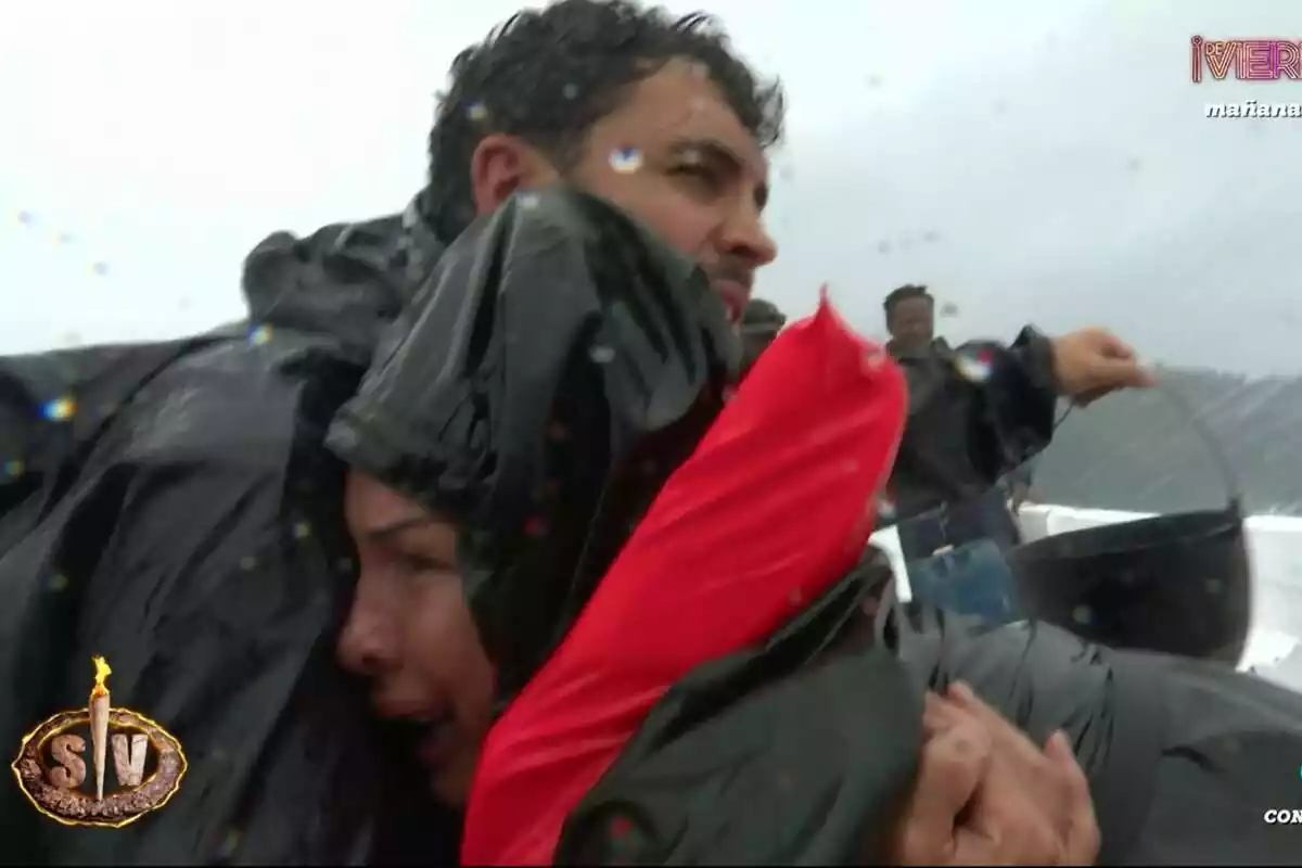 Captura de Lorena Morlote llorando mientras abraza a Kiko Jiménez en Supervivientes