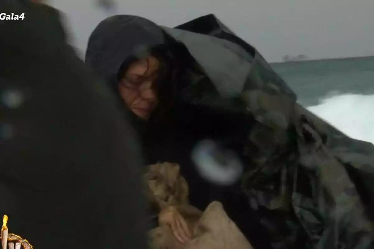 Captura de Laura Matamoros siendo evacuada de la isla de Supervivientes Captura de Laura Matamoros siendo evacuada de la isla de Supervivientes