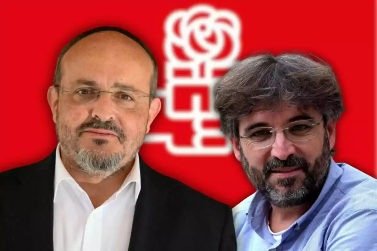 Dos hombres con barba y gafas posan frente a un fondo rojo con el logotipo de una rosa blanca estilizada