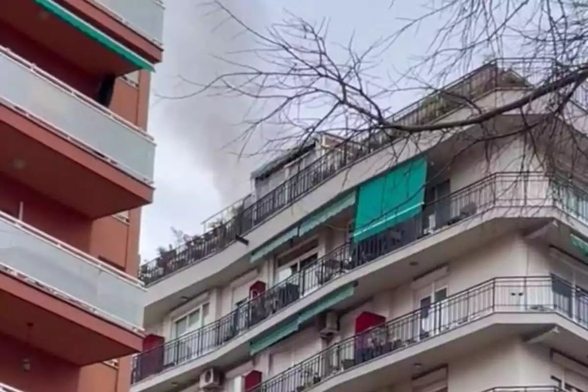 Imagen de una columna de humo entre los barrios de Sants-Badal y de Les Corts de Barcelona