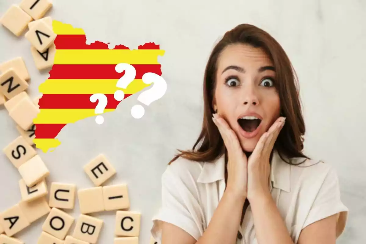 Una mujer sorprendida con las manos en la cara, junto a un mapa de Cataluña con signos de interrogación y fichas de letras esparcidas.