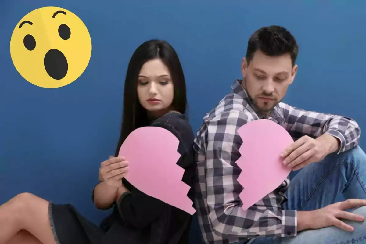 Una pareja sentada de espaldas, cada uno sosteniendo una mitad de un corazón roto de papel rosa, con una expresión de sorpresa en un emoji amarillo en la esquina superior izquierda. Una pareja sentada de espaldas, cada uno sosteniendo una mitad de un corazón roto de papel rosa, con una expresión de sorpresa en un emoji amarillo en la esquina superior izquierda.