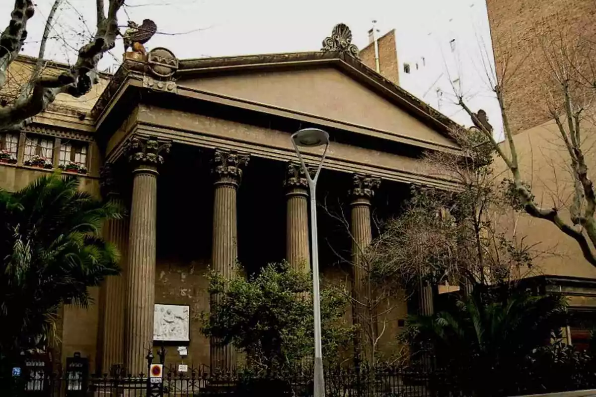 Exterior del misterioso edificio Taller Masriera situado en la ciudad de Barcelona