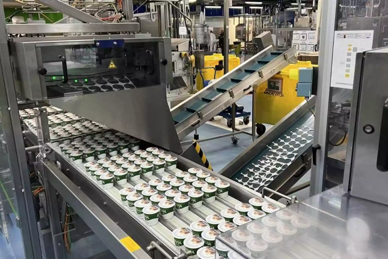 Danone instala en Catalunya su primera fábrica de yogures de avena y coco