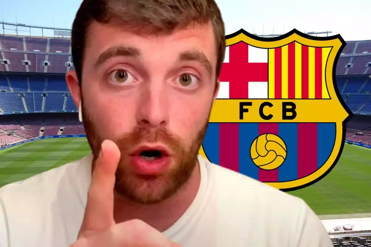 Fabrizio Romano con el dedo levantado al lado de un escudo del FC Barcelona