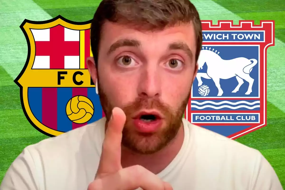 Un hombre con barba y auriculares señala con el dedo frente a los escudos del FC Barcelona y el Ipswich Town Football Club.